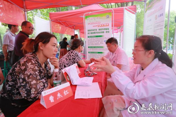 该院组织专家在娄星广场开展科普义诊活动