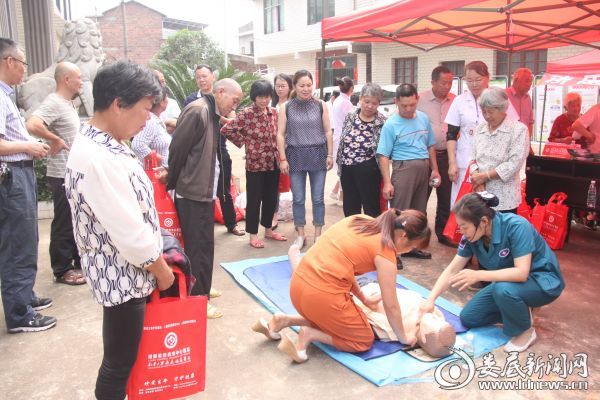 120急救站护士长王旭容指导锁石村村民练习心肺复苏术