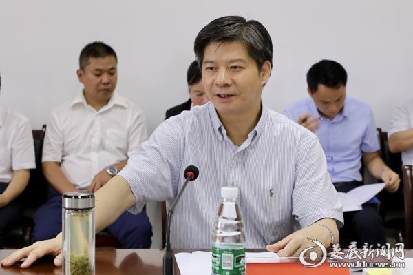 李荐国强调，要通过政府引导，企业发力，多方面努力，多元化发展，把娄底商业做活、做旺，让消费者在娄底能