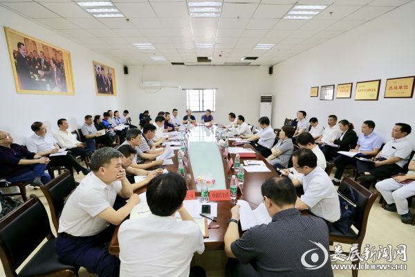 李荐国主持召开座谈会，就做活做旺娄底商贸服务业进行研讨，听取了相关部门和商业企业的建议意见