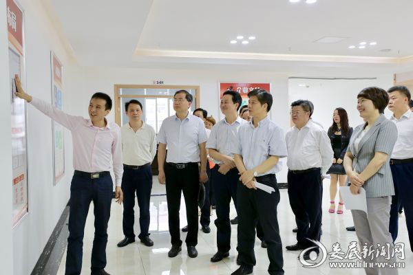 带着对本土现代物流配送企业和对年轻人创业创新的深切关怀，李荐国首先来到娄底市580物流配送有限公司