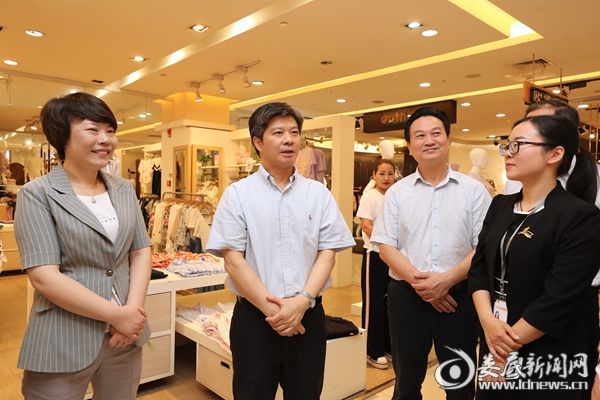 从580物流配送有限公司出来后，李荐国首先来到万豪城市广场，察看和了解品牌进驻和商业业态情况