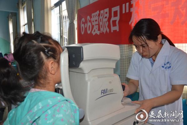 医务人员正在为幼儿园的孩子做综合验光检查