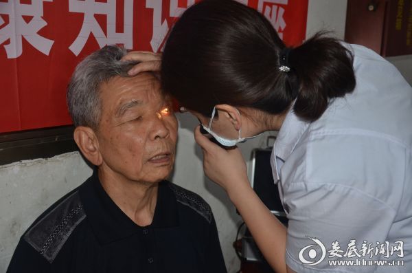医务人员运用仪器为郭洪财老人的双眼都进行了细致的检查