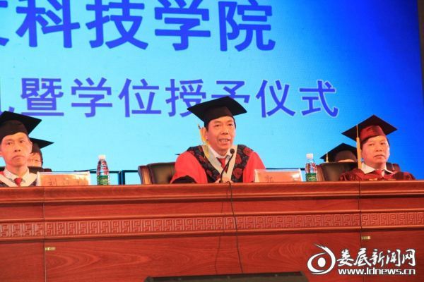 校党委书记郭军主持毕业典礼