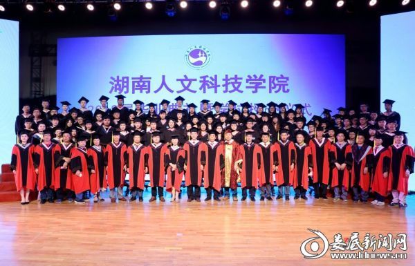 学位评定委员会全体导师和优秀毕业生代表合影