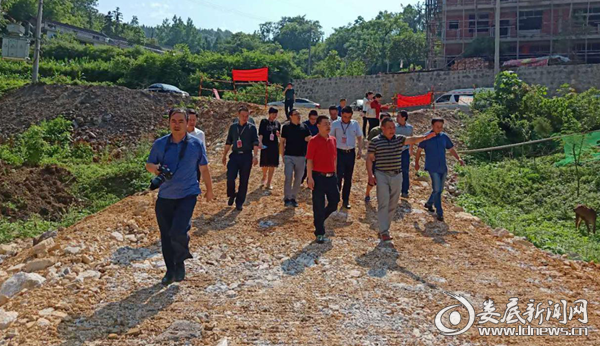 （调研组一行查看新化县油溪乡油溪村饶家拦河坝工程