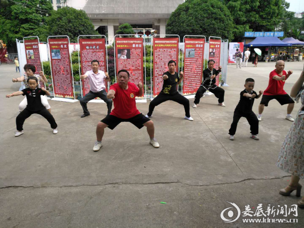 梅山武术传承人向市民表演梅山传统武术