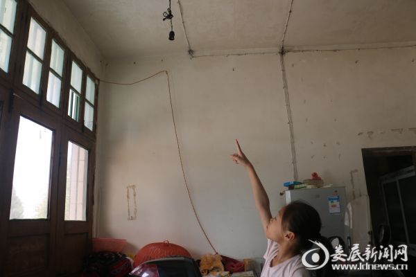 （小小监督员正在检查家里的电线）