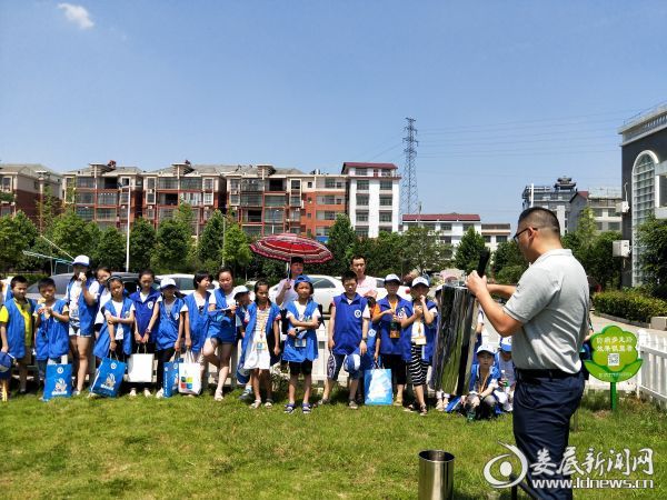 新华小记者现场观察水文设备