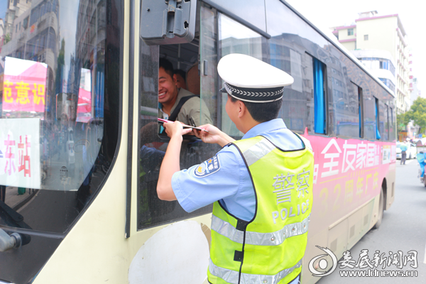 向驾驶员发放交通安全宣传资料