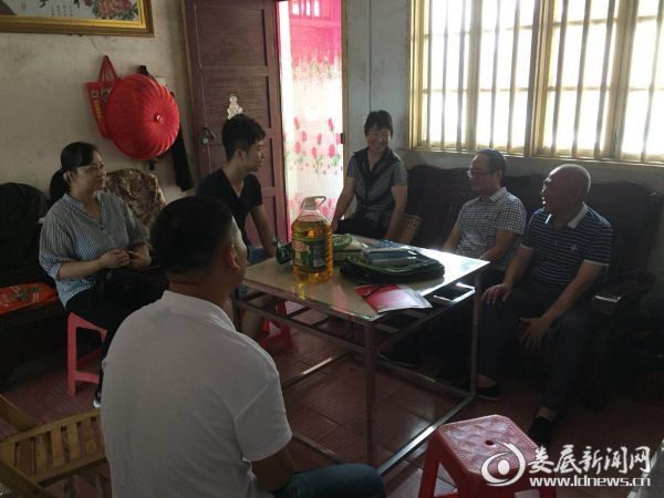 娄星区公路局志愿者一行走访现场