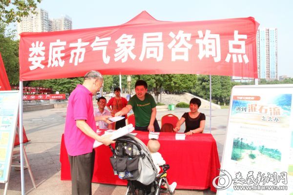 图为老人特意带着孙子前来领取宣传资料 蒋源摄