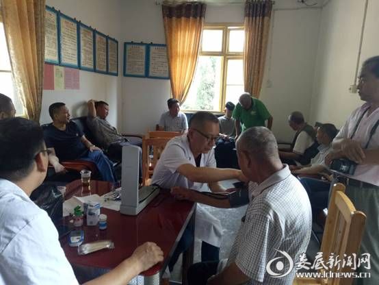 （免费健康体检活动现场）