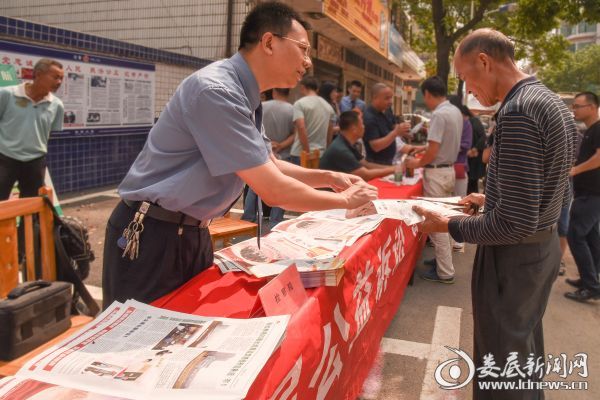 副检察长贺志宏为群众普及法律知识