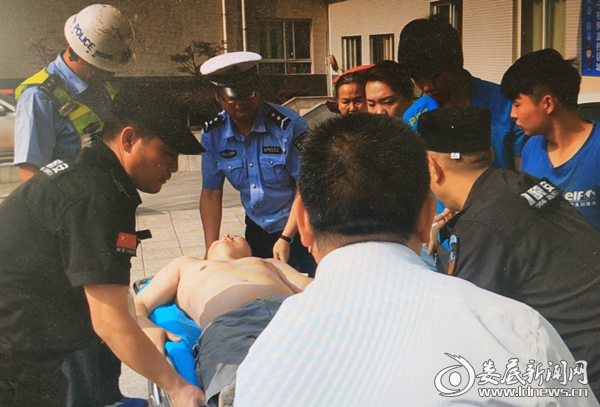 交（辅）警正将危急病人罗某送往人民医院抢救