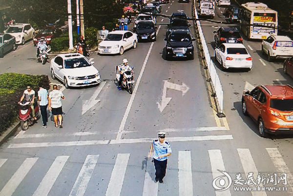 与时间赛跑，新化交警在前疏导交通（视频截图）