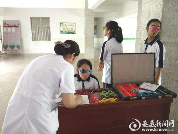 （娄底爱尔眼科医院医务人员对符合救助要求的学生一对一进行验光配镜服务）
