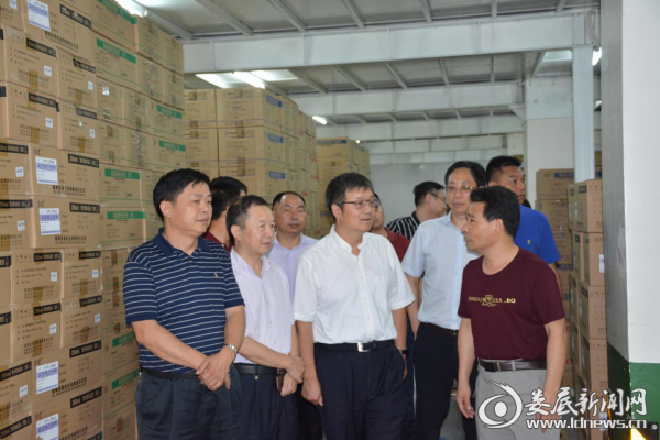 （省食药监局党组书记、局长刘湘凌在企业实地调研）