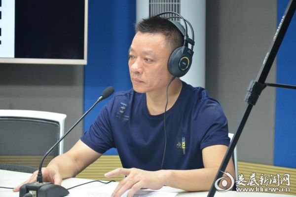 娄底爱尔眼科医院副院长兼屈光手术中心主任周映旗与听众互动 解答近视手术疑惑