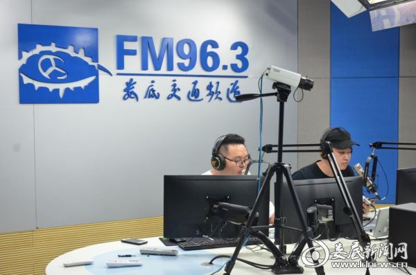 娄底交通频道96.3电台有关近视眼知识的直播节目正在进行中