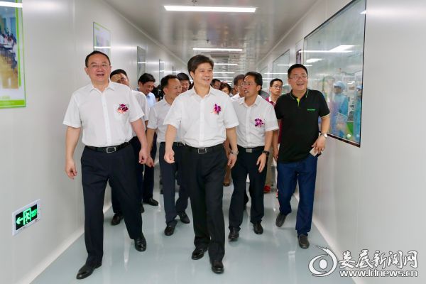 投产仪式后，李荐国、杨懿文一行还参观了电将军现代化的生产线。