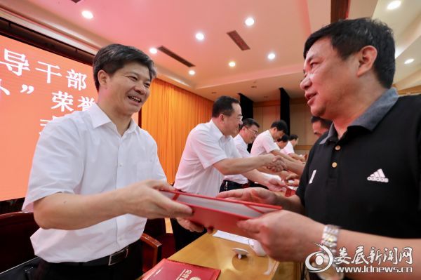 市委常委会组成人员为受表彰代表颁授荣誉证书