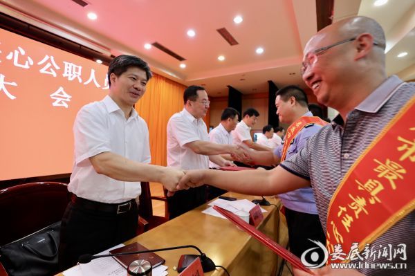 与会市领导为受表彰代表颁奖