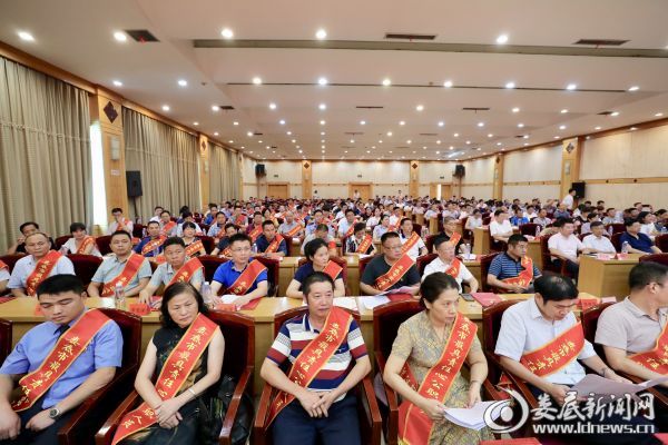 6月27日，娄底召开大会表彰首届&ldquo;最具责任心公职人员&rdquo; 