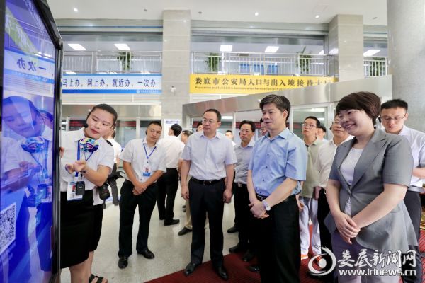 在市政务服务中心，李荐国、杨懿文一行察看了“一门一窗一网”、“互联网+政务服务”一体化平台建设和业务