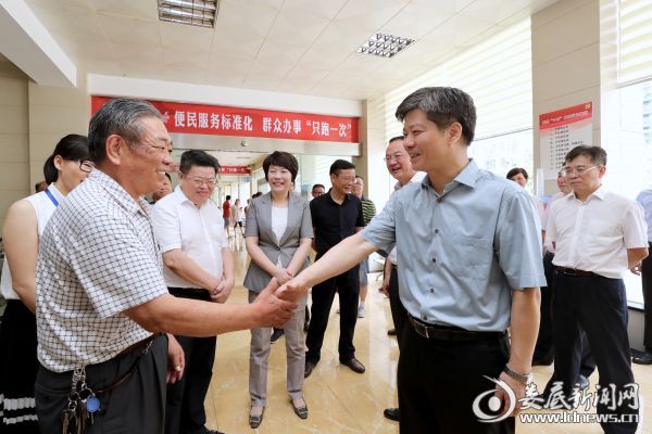 与办事群众亲切交谈