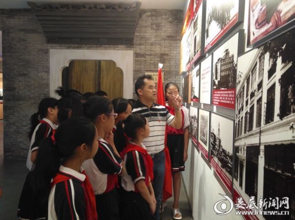 （参观纪念馆）