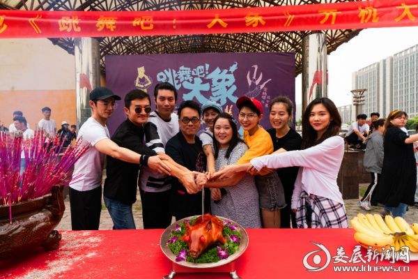 电影《跳舞吧!大象》开机 李泰延搭档艾伦首演