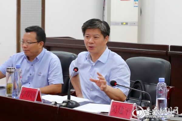 （李荐国强调，要努力打造娄底医疗健康服务的“新高地”，切实为人民群众提供更多便利优质的健康服务）