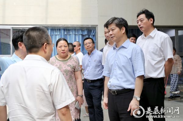 （李荐国一行先后考察了乐坪街道社区卫生计生服务中心、市疾控中心、市康复医院、娄星区人民医院等医疗机构）