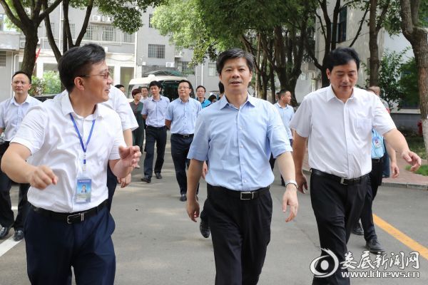 （7月3日，娄底市委书记、市人大常委会主任李荐国深入中心城区部分医疗机构调研全市卫生计生工作）