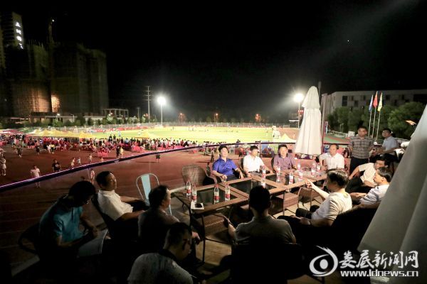 （李荐国登上一座酒吧的观景台，与随行人员围坐在一起，一边欣赏周边的夜景，一边探索如何发展娄底的夜市）