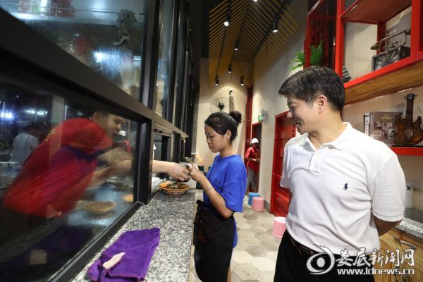 （李荐国走进厨房，了解店里有哪些特色小吃）