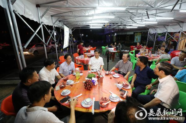 （李荐国与普通百姓一样，逛夜市，与大家亲切交流，共进夜宵）