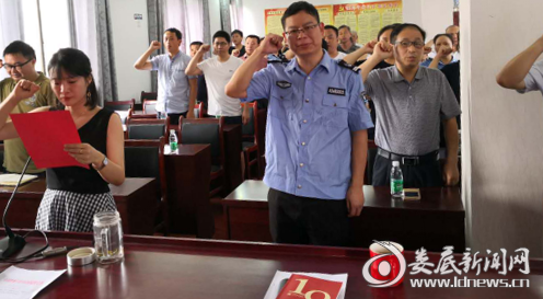 （重温入党誓词，履行党员承诺）