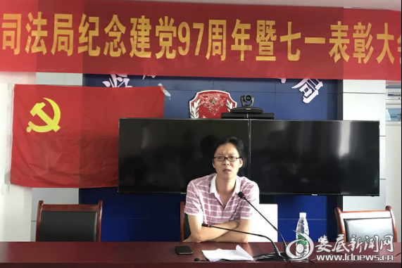 （冷水江市委党校理研科副科长戴建昌讲党课）