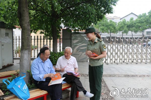（大队宣传员提醒老人注意夏季用电安全）