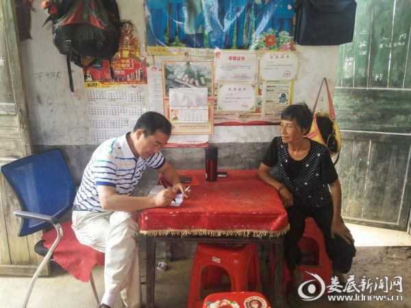 （张波看望走访贫困户）