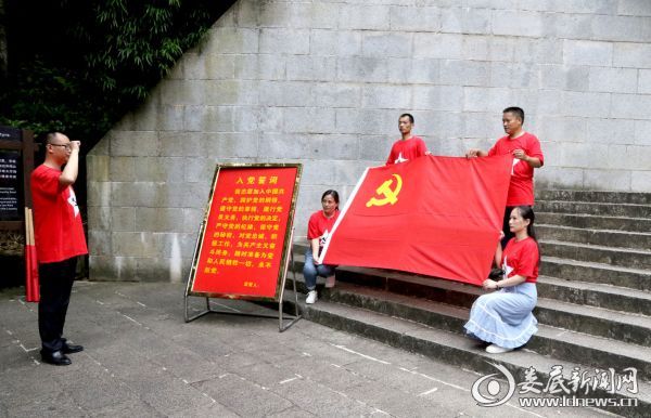 3 党总支书记赵文武带领党员同志庄严宣誓
