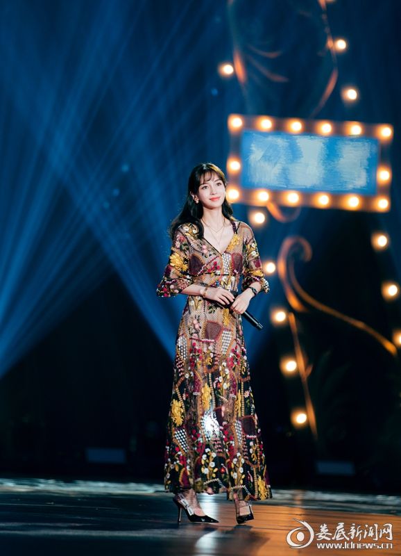 Angelababy夜色中低头挽发 异域镂空裙秀出大