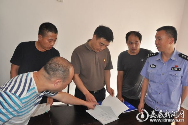 冷水江：副市长兼公安局长肖海文带队督导派出所各项工作