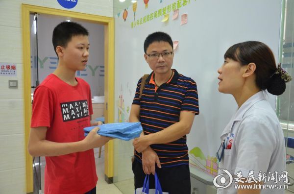 视光中心检验科科长肖媛叮嘱成航程近期佩戴角膜塑形镜的注意事项