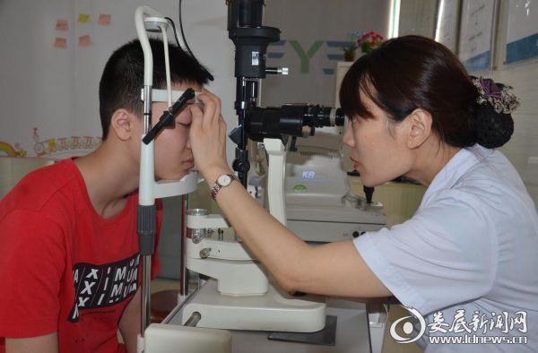 娄底爱尔眼科医院视光中心检验科科长肖媛为成航程详细眼部检查