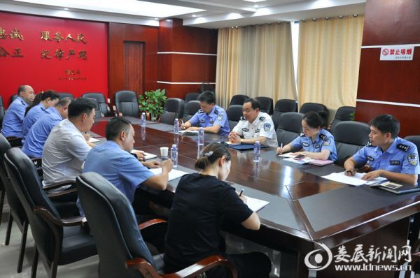 娄底市局党委委员、副局长、政治部主任刘明清带队督导检查冷水江政治建警工作