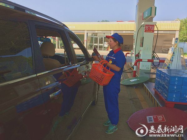 （“提篮销售”与“消防宣传”同行）
